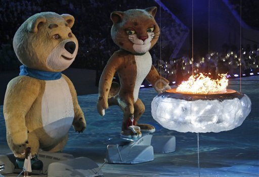 Video: Gấu Bắc Cực rơi lệ thổi tắt ngọn đuốc Olympic Sochi 2014